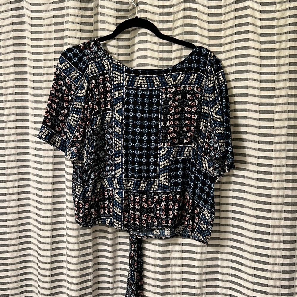 Loft Black Short Pattern Top - low back with bow